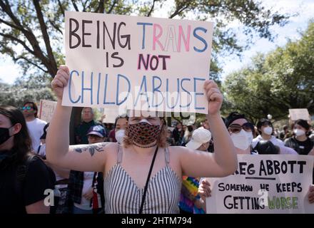 Austin, Usa. 01. März 2022. Transgender-Jugendliche aus Texas, ihre Angehörigen und Familien versammeln sich im State Capitol in Austin und prangern die Anweisung von Gouverneur Greg Abbott an staatliche Gesundheitsbehörden an, die geschlechterbejahende Versorgung von Transgender-Jugendlichen als Kindesmissbrauch zu untersuchen. Dies kommt, nachdem der Landesgesetzgeber Transgender-Schüler in sportlichen Aktivitäten eingeschränkt hat. Viele lizenzierte Gesundheitsdienstleister haben die Richtlinie des Gouverneurs zurückgedrängt. Kredit: Bob Daemmrich/Alamy Live Nachrichten Stockfoto