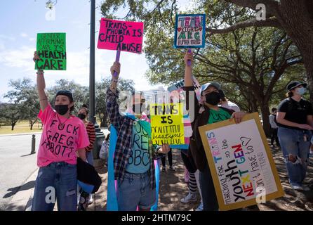 Austin, Usa. 01. März 2022. Transgender-Jugendliche aus Texas, ihre Angehörigen und Familien versammeln sich im State Capitol in Austin und prangern die Anweisung von Gouverneur Greg Abbott an staatliche Gesundheitsbehörden an, die geschlechterbejahende Versorgung von Transgender-Jugendlichen als Kindesmissbrauch zu untersuchen. Dies kommt, nachdem der Landesgesetzgeber Transgender-Schüler in sportlichen Aktivitäten eingeschränkt hat. Viele lizenzierte Gesundheitsdienstleister haben die Richtlinie des Gouverneurs zurückgedrängt. Kredit: Bob Daemmrich/Alamy Live Nachrichten Stockfoto