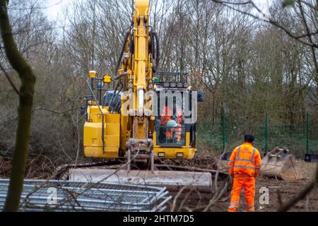 Wendover, Buckinghamshire, Großbritannien. 28.. Februar 2022. HS2 Bauunternehmer räumen ein weiteres Waldgebiet neben dem ehemaligen Kriegslager Wendover Active Resistance. Quelle: Maureen McLean/Alamy Stockfoto