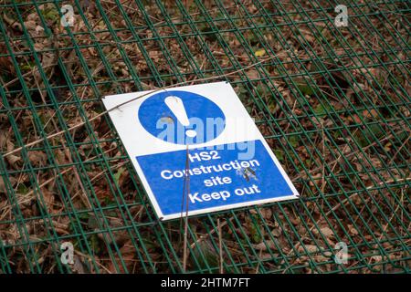 Wendover, Buckinghamshire, Großbritannien. 28.. Februar 2022. Ein HS2 Baustelle Keep Out Schild. Quelle: Maureen McLean/Alamy Stockfoto