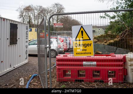 Wendover, Buckinghamshire, Großbritannien. 28.. Februar 2022. Eine Warnung vor tiefen Ausgrabungen auf dem Gelände von HS2 am A413 am Stadtrand von Wendover. Quelle: Maureen McLean/Alamy Stockfoto