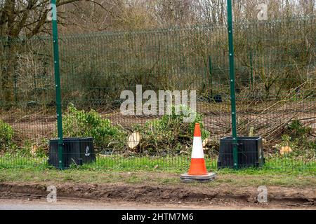 Wendover, Buckinghamshire, Großbritannien. 28.. Februar 2022. HS2 haben kürzlich neben dem ehemaligen Wendover Active Resistance Camp, wo Stop HS2-Aktivisten bis Ende letzten Jahres lebten, eine Reihe von Bäumen gefällt, bevor sie bis HS2 vertrieben wurden. Quelle: Maureen McLean/Alamy Stockfoto