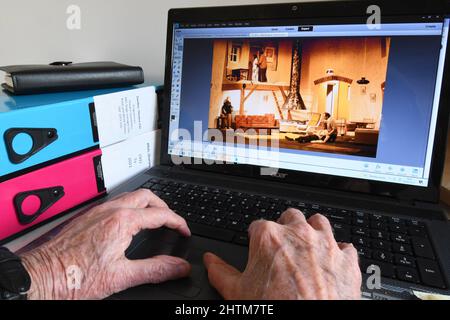 Alte Hände an einer Computertastatur, die Bilder finden, um angenehme Erinnerungen auszulösen, wenn man älter wird. Diese Produktion des Dramas „fünf-Finger-Übung“ Stockfoto