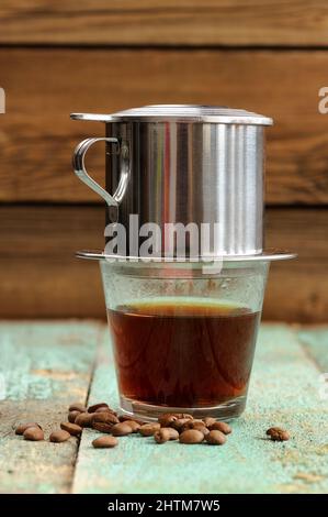 Kaffee in kleinen Metall Französisch Tropffilter vertikal gebrüht Stockfoto