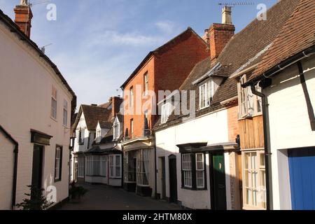 Im Sommer in Shakespeare-Land wurden in verschiedenen Stilrichtungen Häuser aus der Zeit der Zeit gebaut. Butter Street, Alcester, Warwickshire, Großbritannien. Stockfoto