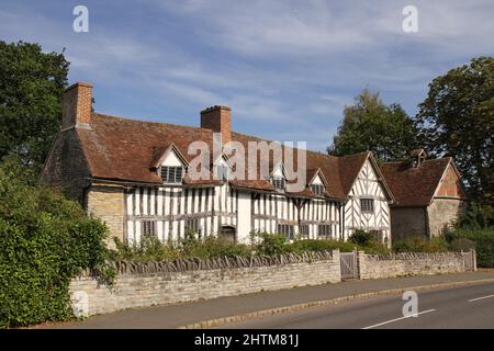 Mary Arden's House, Wilmcote, in der Nähe von Stratford-upon-Avon, Warwickshire, Großbritannien. Ein schwarz-weißes Fachwerkhaus mit blauem Himmel im Spätsommer. Stockfoto