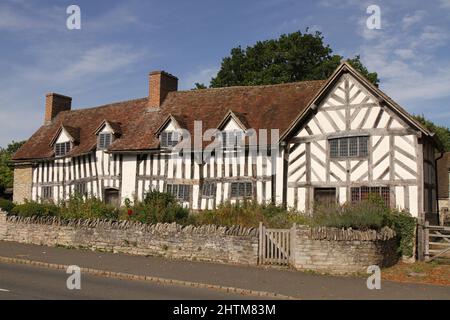 Mary Arden's House, Wilmcote, in der Nähe von Stratford-upon-Avon, Warwickshire, Großbritannien. Ein schwarz-weißes Fachwerkhaus mit blauem Himmel im Spätsommer. Stockfoto