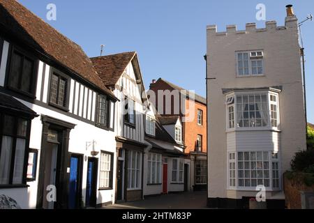 Im Sommer in Shakespeare-Land wurden in verschiedenen Stilrichtungen Häuser aus der Zeit der Zeit gebaut. Butter Street, Alcester, Warwickshire, Großbritannien. Stockfoto