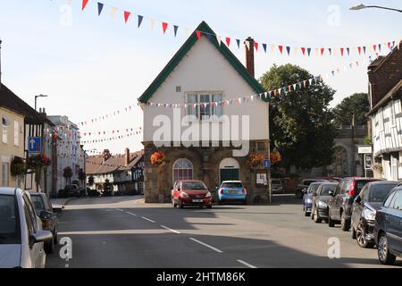 Rathaus, Henley Street, Alcester, Warwickshire in Shakespeares Land. Auf der anderen Straßenseite und am blauen Himmel Stockfoto