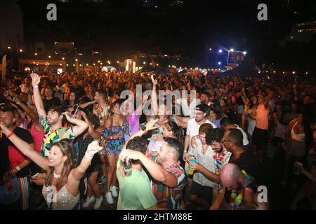 salvador, bahia, brasilien - 27. februar 2022:Leute, die Spaß auf der Karnevalsparty in Salvador City haben. Stockfoto