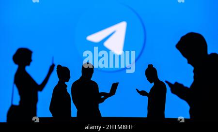 NEW YORK, USA, 1. MÄRZ 2022: ​​Telegram App, Gruppe von Geschäftsleuten chatten auf Handy und Laptop. ​Telegram – Freeware, plattformübergreifend, Cloud-b Stockfoto