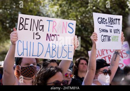 Austin, TX, USA. 1. März 2022. Transgender-Jugendliche aus Texas, ihre Angehörigen und Familien versammeln sich im State Capitol in Austin und prangern die Anweisung von Gouverneur Greg Abbott an staatliche Gesundheitsbehörden an, die geschlechterbejahende Versorgung von Transgender-Jugendlichen als Kindesmissbrauch zu untersuchen. Dies kommt, nachdem der Landesgesetzgeber Transgender-Schüler in sportlichen Aktivitäten eingeschränkt hat. Viele lizenzierte Gesundheitsdienstleister haben die Richtlinie des Gouverneurs zurückgedrängt. (Bild: © Bob Daemmrich/ZUMA Press Wire) Stockfoto