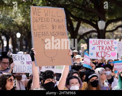 Austin, TX, USA. 1. März 2022. Transgender-Jugendliche aus Texas, ihre Angehörigen und Familien versammeln sich im State Capitol in Austin und prangern die Anweisung von Gouverneur Greg Abbott an staatliche Gesundheitsbehörden an, die geschlechterbejahende Versorgung von Transgender-Jugendlichen als Kindesmissbrauch zu untersuchen. Dies kommt, nachdem der Landesgesetzgeber Transgender-Schüler in sportlichen Aktivitäten eingeschränkt hat. Viele lizenzierte Gesundheitsdienstleister haben die Richtlinie des Gouverneurs zurückgedrängt. (Bild: © Bob Daemmrich/ZUMA Press Wire) Stockfoto