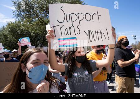 Austin, TX, USA. 1. März 2022. Transgender-Jugendliche aus Texas, ihre Angehörigen und Familien versammeln sich im State Capitol in Austin und prangern die Anweisung von Gouverneur Greg Abbott an staatliche Gesundheitsbehörden an, die geschlechterbejahende Versorgung von Transgender-Jugendlichen als Kindesmissbrauch zu untersuchen. Dies kommt, nachdem der Landesgesetzgeber Transgender-Schüler in sportlichen Aktivitäten eingeschränkt hat. Viele lizenzierte Gesundheitsdienstleister haben die Richtlinie des Gouverneurs zurückgedrängt. (Bild: © Bob Daemmrich/ZUMA Press Wire) Stockfoto