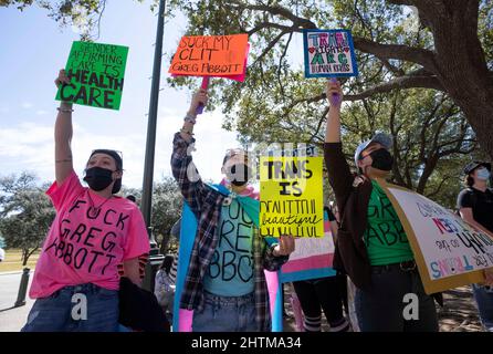 Austin, TX, USA. 1. März 2022. Transgender-Jugendliche aus Texas, ihre Angehörigen und Familien versammeln sich im State Capitol in Austin und prangern die Anweisung von Gouverneur Greg Abbott an staatliche Gesundheitsbehörden an, die geschlechterbejahende Versorgung von Transgender-Jugendlichen als Kindesmissbrauch zu untersuchen. Dies kommt, nachdem der Landesgesetzgeber Transgender-Schüler in sportlichen Aktivitäten eingeschränkt hat. Viele lizenzierte Gesundheitsdienstleister haben die Richtlinie des Gouverneurs zurückgedrängt. (Bild: © Bob Daemmrich/ZUMA Press Wire) Stockfoto