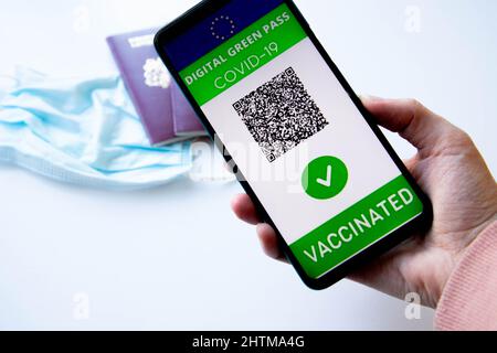 Grüner Pass des geimpften Covid-19 Stockfoto