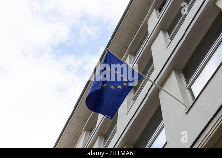 EU-Flagge der nationalen Europäischen Union winkt im Wind. Stockfoto