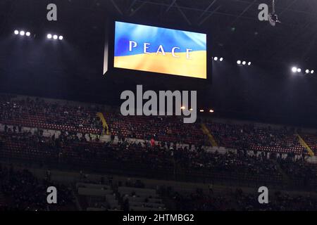 Mailand, Italien. Am 1. März 2022 zeigt der LED-Bildschirm im Stadion eine ukrainische Flagge, um Frieden und Sympathie mit der Ukraine vor dem Halbfinalspiel der ersten Etappe zwischen AC Mailand und dem FC Internazionale im Stadio Giuseppe Meazza am 1. März 2022 in Mailand, Italien, anzuzeigen. Quelle: Marco Canoniero/Alamy Live News Stockfoto
