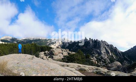 Panoramablick auf einen Jungen, der die Berge im Regionalpark Pedriza beobachtet. Stockfoto