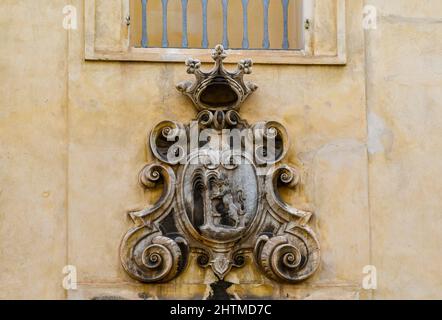 Nahaufnahme eines alten Marmorwappens an der Außenwand des Rathauses von Sanremo, Imperia, Ligurien, Italien Stockfoto