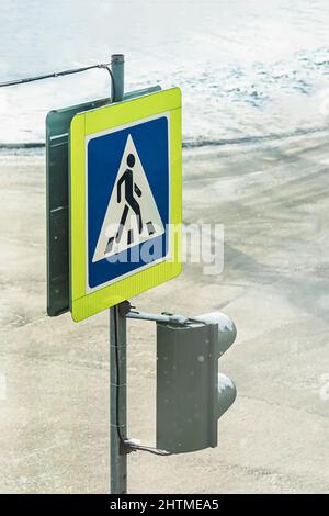 Nahaufnahme des Fußgängerübergangs Verkehrsschildes an der Stange angebracht, Wintertag Stockfoto
