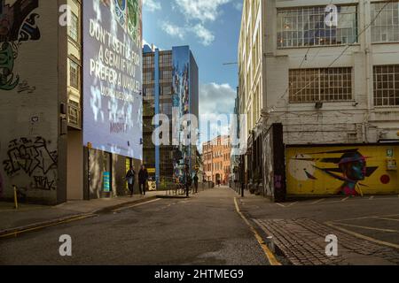 Blick auf Gibb Street, Deritend und die Custard Factory. Ein lebhaftes Kunst- und Unterhaltungsviertel in Birmingham. Stockfoto