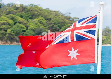 Die australische Rote Flagge ist die Flagge, die von der australischen Handelsmarine verwendet wird, im Unterschied zur australischen Nationalflagge, die von der Bundesanstalt verwendet wird Stockfoto