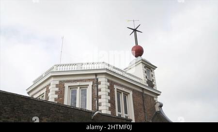 Wunderschöne Wettervane mit Pfeil auf dem Hausdach gegen den bewölkten Himmel. Nahaufnahme Stockfoto