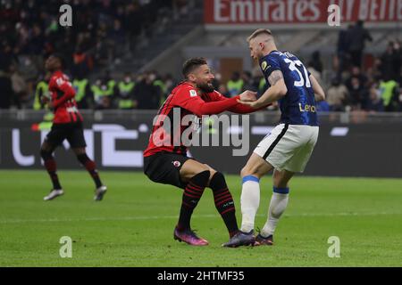 Mailand, Italien, 1.. März 2022. Milan Skriniar vom FC Internazionale hilft Olivier Giroud vom AC Milan nach dem Zusammenstoß der beiden im Strafraum beim Coppa Italia-Spiel in Giuseppe Meazza, Mailand, wieder auf die Beine. Bildnachweis sollte lauten: Jonathan Moscrop / Sportimage Kredit: Sportimage/Alamy Live News Stockfoto