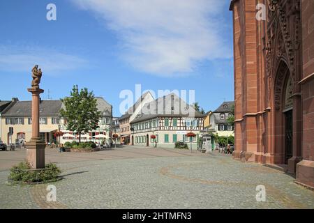 Bischof-Blum-Platz mit Rheingauer Dom, Geisenheim, Rheingau, Hessen, Deutschland Stockfoto