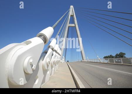 Hängeseilbrücke mit Gabelköpfen und Klemmhülsen, bei Raunheim, Hessen, Deutschland Stockfoto