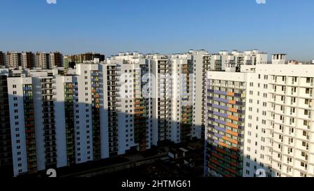 Draufsicht auf neue Wohnungen an einem sonnigen Tag. Bewegung. Panoramablick auf das neue Viertel Hochhausbaugebiet Stadtentwicklung Wohnviertel in Sunn Stockfoto