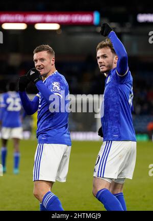 Burnley, England, 1.. März 2022. Die Torschützen Jamie Vardy und James Maddison von Leicester City feiern mit den Fans während des Premier League-Spiels in Turf Moor, Burnley. Bildnachweis sollte lauten: Andrew Yates / Sportimage Kredit: Sportimage/Alamy Live News Stockfoto