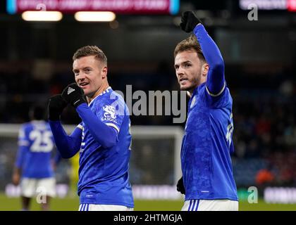 Burnley, England, 1.. März 2022. Die Torschützen Jamie Vardy und James Maddison von Leicester City feiern mit den Fans während des Premier League-Spiels in Turf Moor, Burnley. Bildnachweis sollte lauten: Andrew Yates / Sportimage Kredit: Sportimage/Alamy Live News Stockfoto