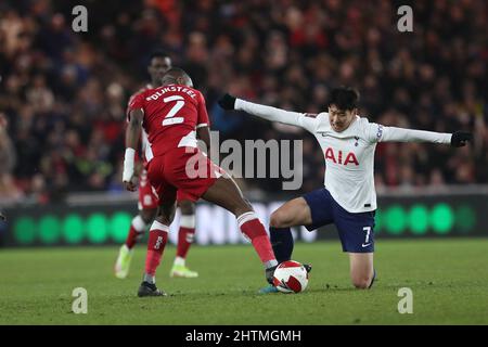 MIDDLESBROUGH, GROSSBRITANNIEN. MÄR 1. Son Heung-Min von Tottenham Hotspur in Aktion mit Anfernee Dijksteel von Middlesbrough während des Spiels der fünften Runde des FA Cup zwischen Middlesbrough und Tottenham Hotspur am Dienstag, dem 1.. März 2022 im Riverside Stadium, Middlesbrough. (Kredit: Mark Fletcher | MI News) Kredit: MI Nachrichten & Sport /Alamy Live News Stockfoto