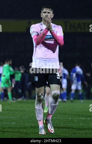 BRISTOL, GROSSBRITANNIEN. MÄR 1. Patrick Brough von Barrow AFC applaudiert den Fans während des Sky Bet League 2-Spiels zwischen Bristol Rovers und Barrow am Dienstag, den 1.. März 2022, im Memorial Stadium in Bristol. (Kredit: Kieran Riley | MI Nachrichten) Kredit: MI Nachrichten & Sport /Alamy Live Nachrichten Stockfoto