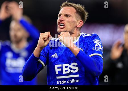 Burnley, Großbritannien. 01. März 2022. Marc Albrighton #11 von Leicester City jubelt über die Fans am Ende des Spiels in Burnley, Großbritannien am 3/1/2022. (Foto von Conor Molloy/News Images/Sipa USA) Quelle: SIPA USA/Alamy Live News Stockfoto