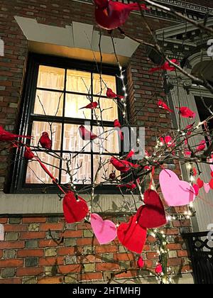 Dekoration zum Valentinstag vor einem historischen Murray Hill Brownstone, New York City, USA Stockfoto