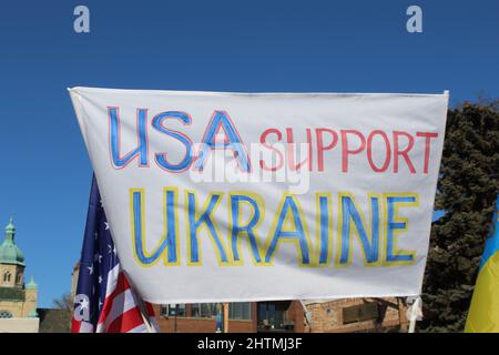 USA Unterstützen Ukraine Banner bei einer Kundgebung im Ukrainian Village in Chicago Stockfoto