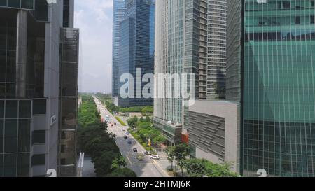 Finanz- und Geschäftszentren in Asien. Aufnahme. Draufsicht auf Wolkenkratzer in einer Großstadt mit Bauwerken, Transport, Energieinfrastruktur Stockfoto