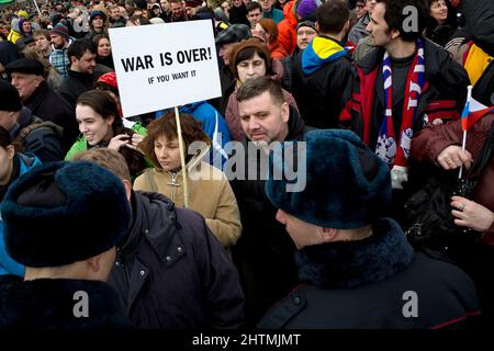 Moskau, Russland. Am 15.. März halten 2014 Menschen während des Friedensmarsches am Boulevard-Ring im Zentrum von Moskau Anti-Kriegs-Banner zur Unterstützung der ukrainischen Bevölkerung und gegen militärische Aktionen Stockfoto