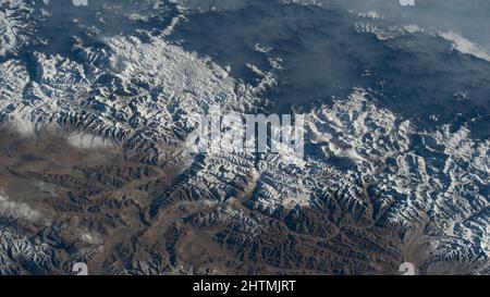 Internationale Raumstation, ERDORBIT. 12. Februar 2022. Blick auf Mt. Everest, Mitte rechts, wie er auf diesem Foto von der Internationalen Raumstation, während er 258 Meilen über Südwestchina umkreiste, am 12. Februar 2022 in Earth Orbit, den Gipfel über dem Himalaya erreicht Stockfoto