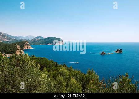 Malerischer Blick auf Felsen an einem sonnigen Tag vom Meer aus. Budva riviera, Montenegro. Luftaufnahme von Sveti Nikola, Budva Insel, Montenegro. Hawaii Beach Stockfoto