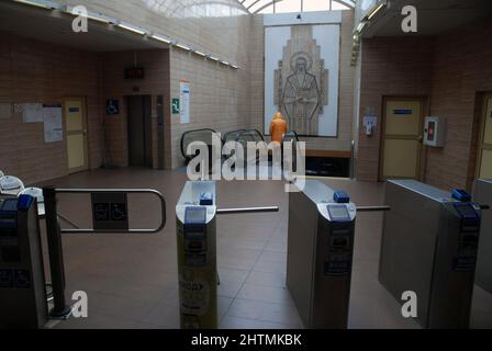 Eingangshalle des Bahnhofs Teatralna in Sofia, Bulgarien. Stockfoto