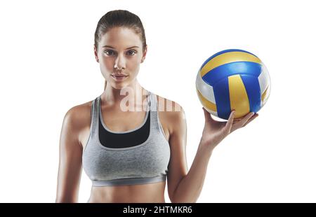 Die Kugeln in Ihrem Platz.... Beschnittenes Porträt einer jungen Sportlerin, die vor weißem Hintergrund einen Volleyball hält. Stockfoto