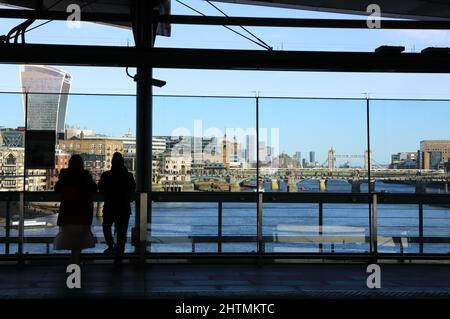 Blick auf die Tower Bridge, die Themse und den Wolkenkratzer Walkie Talkie vom Bahnsteig des Blackfriars-Bahnhofs in London, Großbritannien Stockfoto