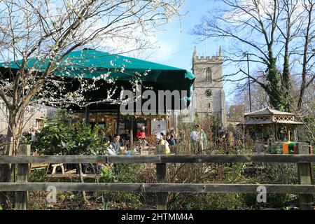 Das Zuteilungsküche-Café auf der Stepney City Farm, in der Frühlingssonne, im Osten Londons, Großbritannien Stockfoto