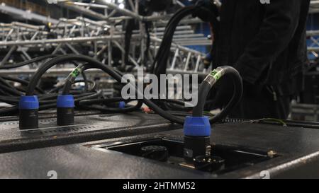 Stromverteilerkasten mit Strom- und Signalkabeln. Installation von professioneller Ausrüstung für ein Konzert. Stockfoto