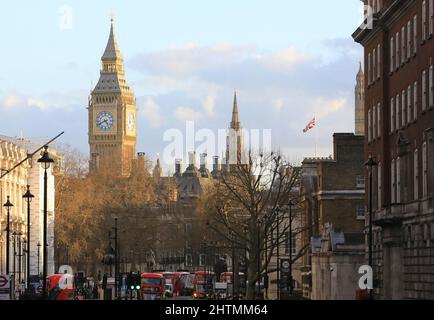 Big Ben, der gerade nach der Renovierung enthüllt wurde und sauber war, aus Whitehall, bei Wintersonne im Februar 2022, London, Großbritannien Stockfoto