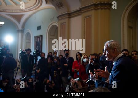 Der US-Senator Mike Crapo (Republikaner von Idaho) hält am Dienstag, den 1. März 2022, Democratâs der Pressekonferenz des Senats zum politischen Mittagessen im US-Kapitol in Washington, DC, eine Rede. Kredit: Rod Lampey/CNP Stockfoto